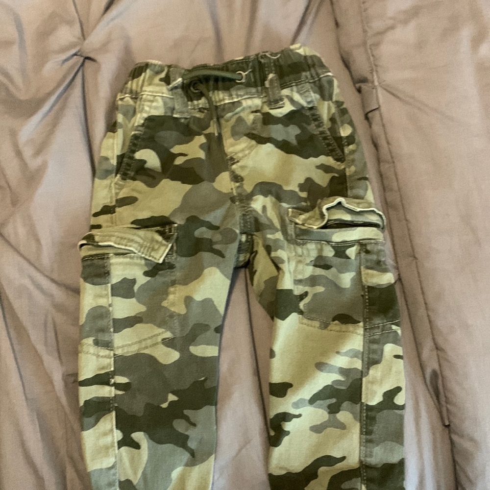 camoe pants with pockets and strings
